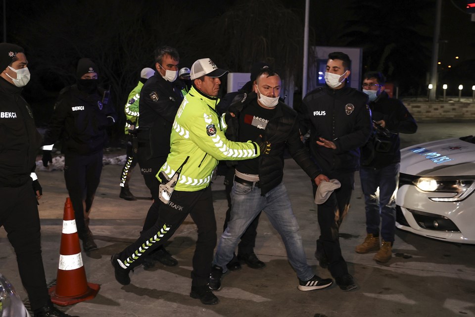Ankara'da alkollü sürücü yakıt pompasına çarptı - 1