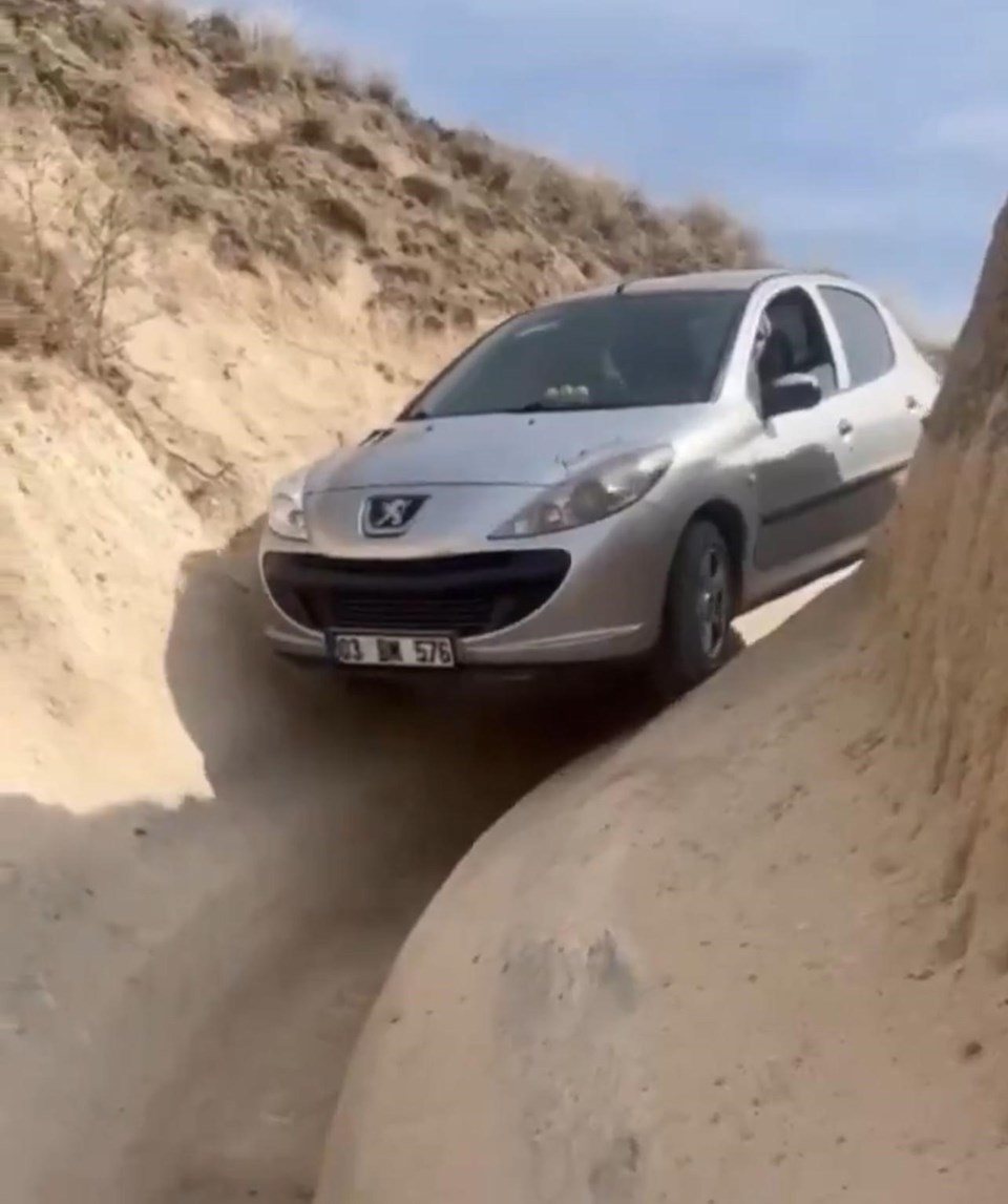 Kapadokya'da sürücünün zor anları: Navigasyon peribacalarının arasına soktu! - 1