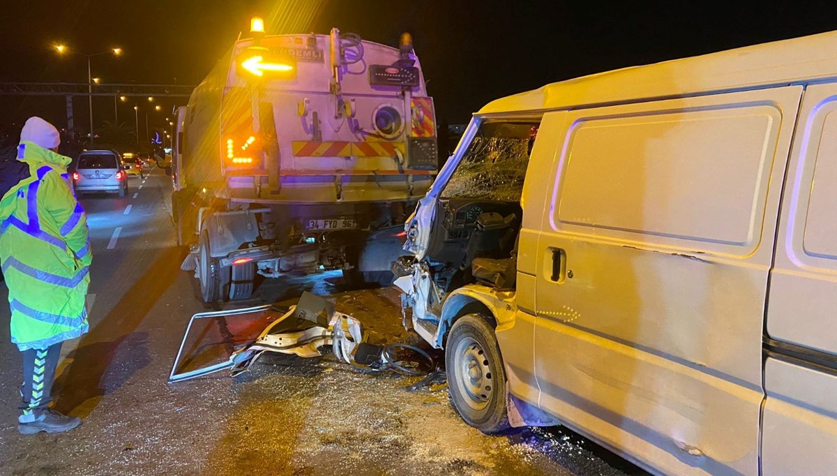 İzmir'de kaza: Belediye kamyonuna çarpan panelvanın sürücüsü yaralandı