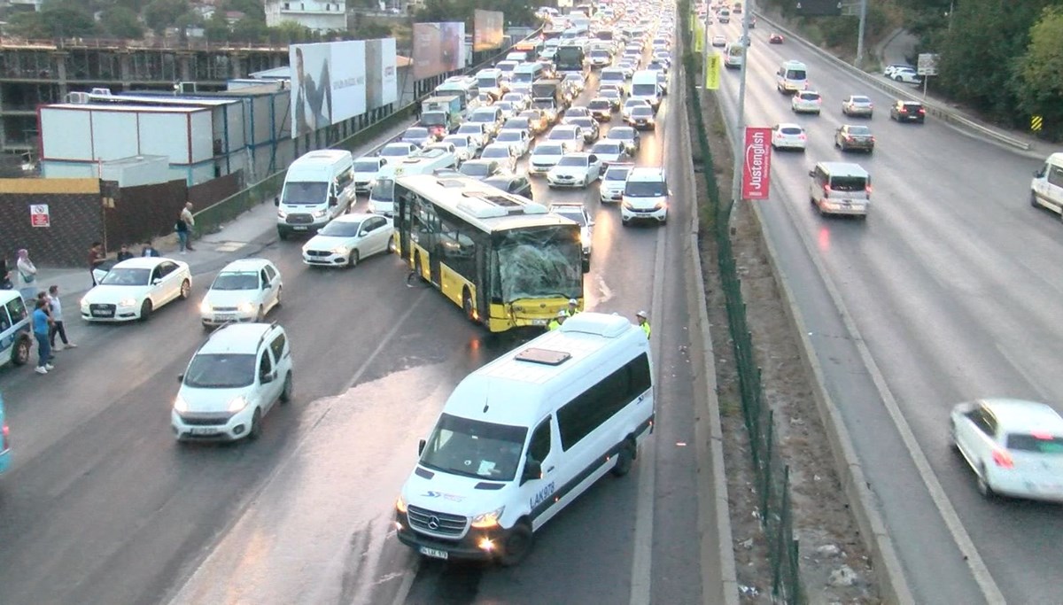 Kadıköy'de kaza: Trafik felç oldu