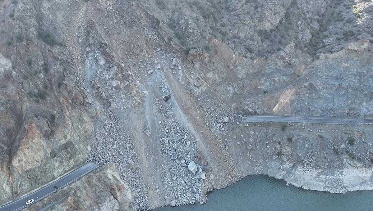 Erzurum-Artvin yolunda heyelandan kapanan yol açılıyor Erzurum-Artvin yolunda heyelandan kapanan yol açılıyor