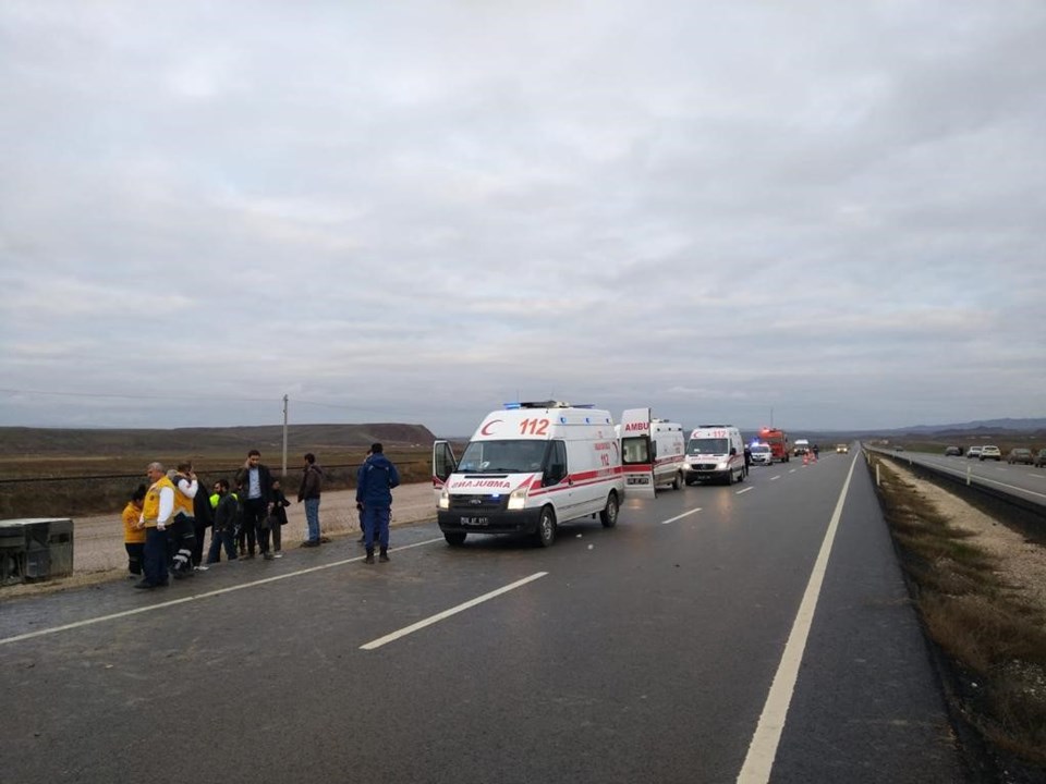 Yozgat'ta yolcu otobüsü devrildi: 1 ölü, 18 yaralı - 1