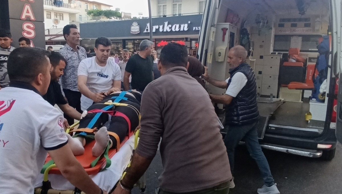Otel servisi ile motosiklet çarpıştı