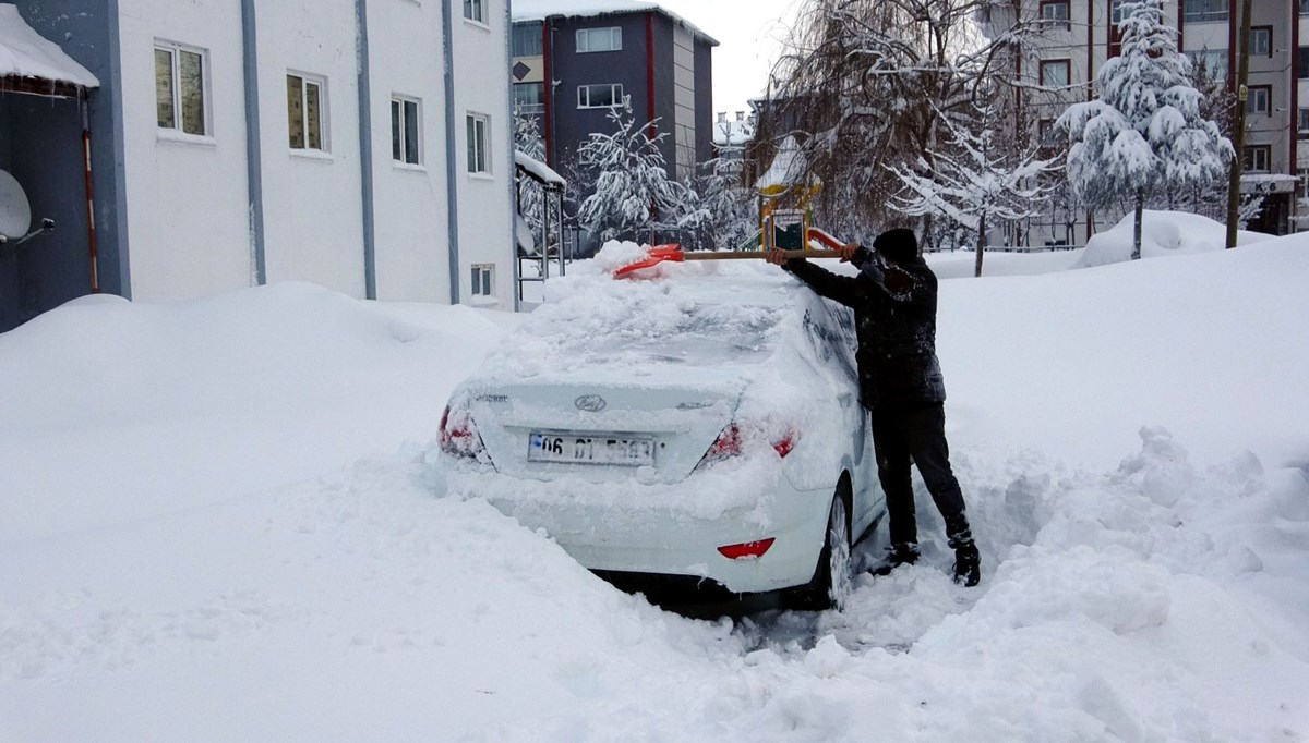 Van ve Bitlis kara teslim oldu: 900 yerleşim yerinin yol ulaşıma kapandı