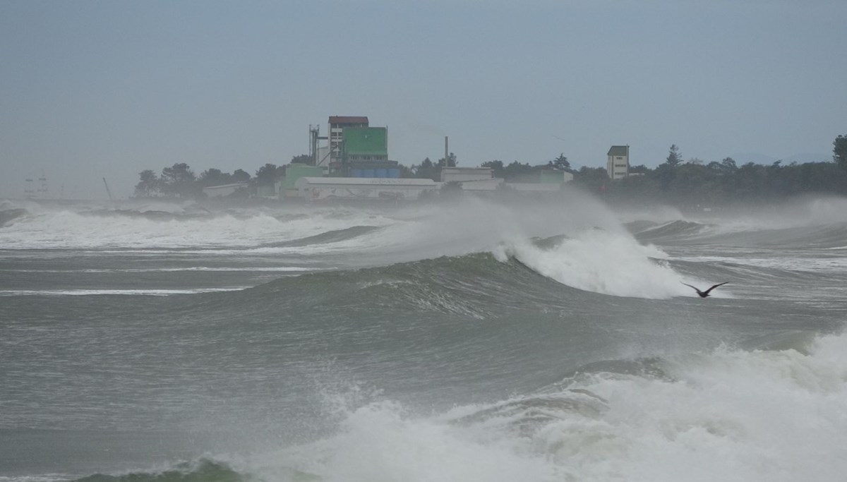 Dalgaların boyu 3-4 metreye ulaştı: Şiddetli rüzgar etkili oldu