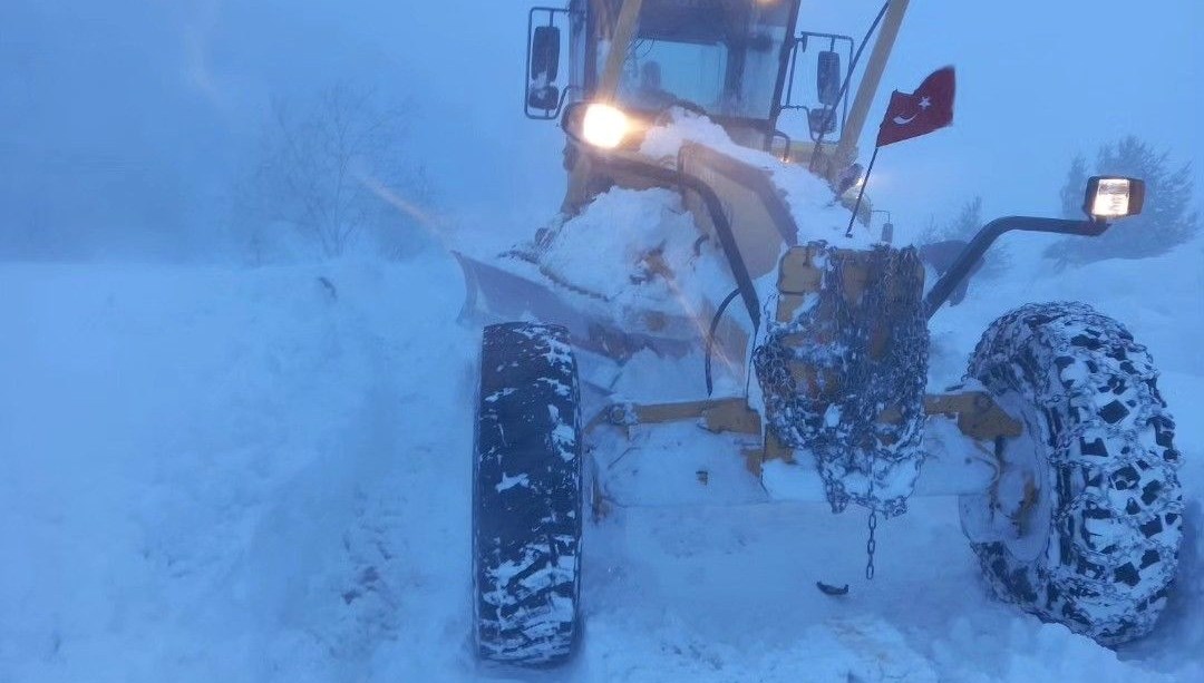 Ardahan'da yoğun kar ve tipi: Bazı yollar ulaşıma kapatıldı