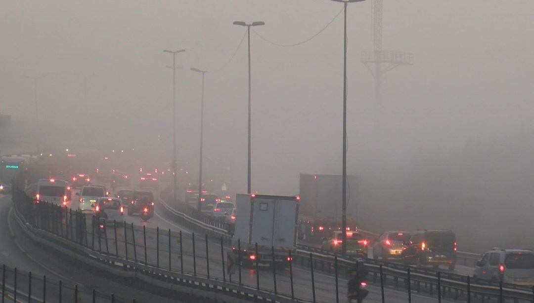 İstanbul'da göz gözü görmüyor: Trafik kilit!