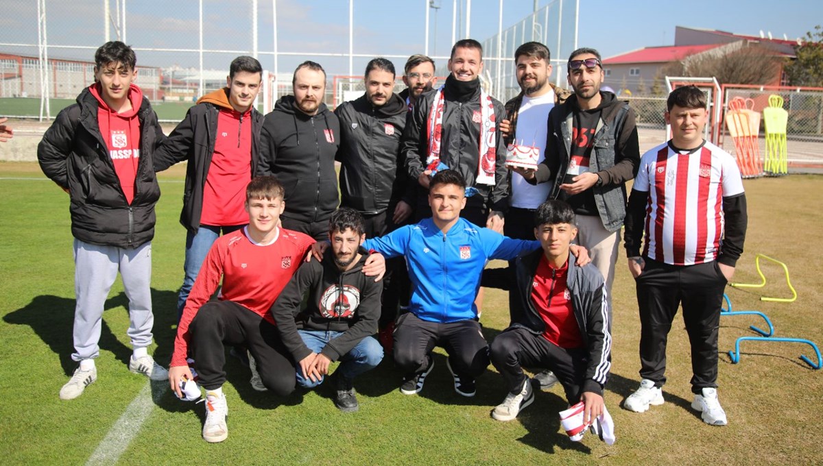 Sivasspor taraftarından, Rey Manaj’a sürpriz kutlama Sivasspor taraftarından, Rey Manaj’a sürpriz kutlama