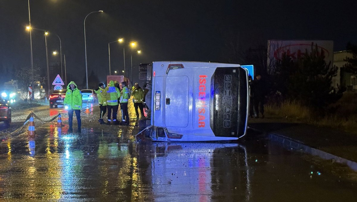 Afyonkarahisar'da midibüs devrildi: 14 kişi yaralandı