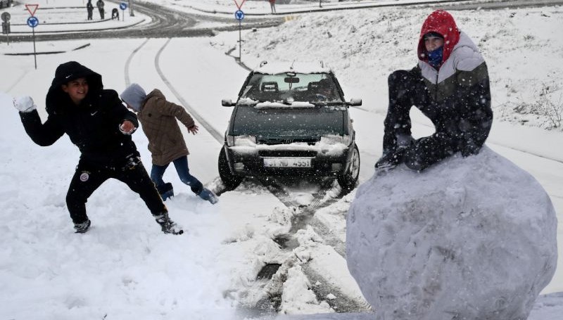 Uyarı üstüne uyarı geliyor... Kar kapıya dayandı: Uçuş iptalleri de başladı