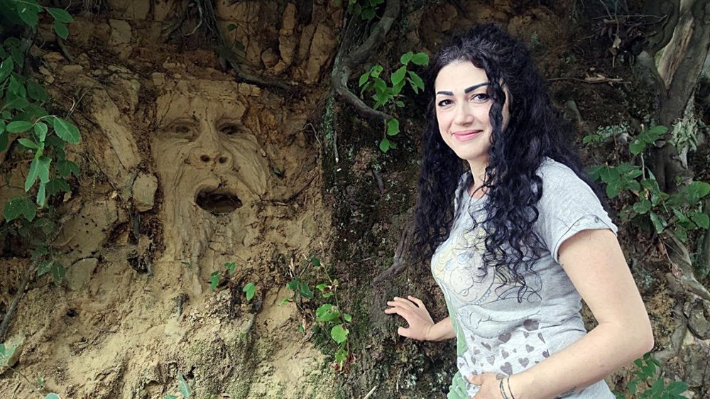 Ağaç köklerine heykel yaptı, 'Tarihi eser değil, heyecanlanmayın' yazısı astı - 4