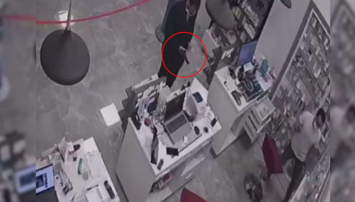 Uyuşturucu bağımlısı silahla eczane bastı