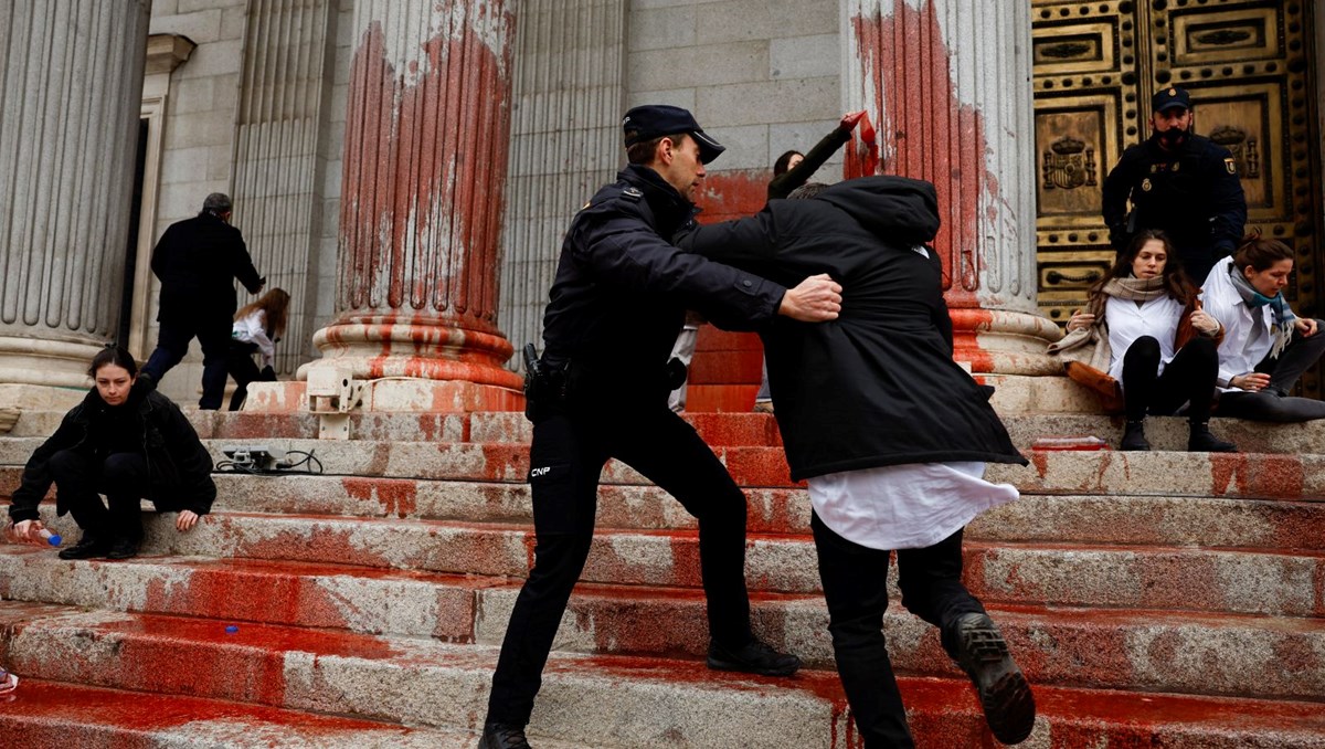 Bilim insanları iklim değişikliği protestosunda İspanyol Meclisi'ne kırmızı boya attı