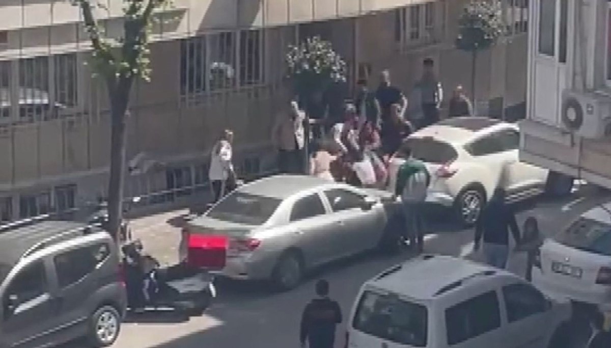 Genç kızların kavgasına aileler de dahil oldu, mahalle karıştı Genç kızların kavgasına aileler de dahil oldu, mahalle karıştı