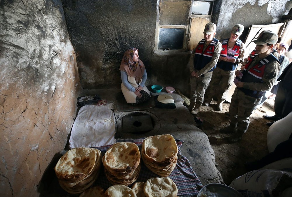 Kadın komutanlar köy köy gezdi! Kadınlara KADES'i anlattı - 4