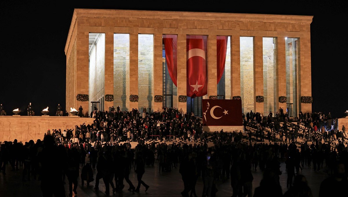 Onbinlerce kişi gece de Anıtkabir'e akın etti