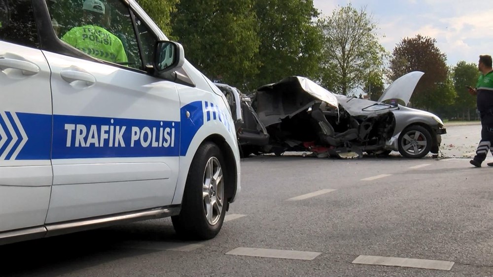 İkiye bölünen araçtan sağ kurtuldu - 6