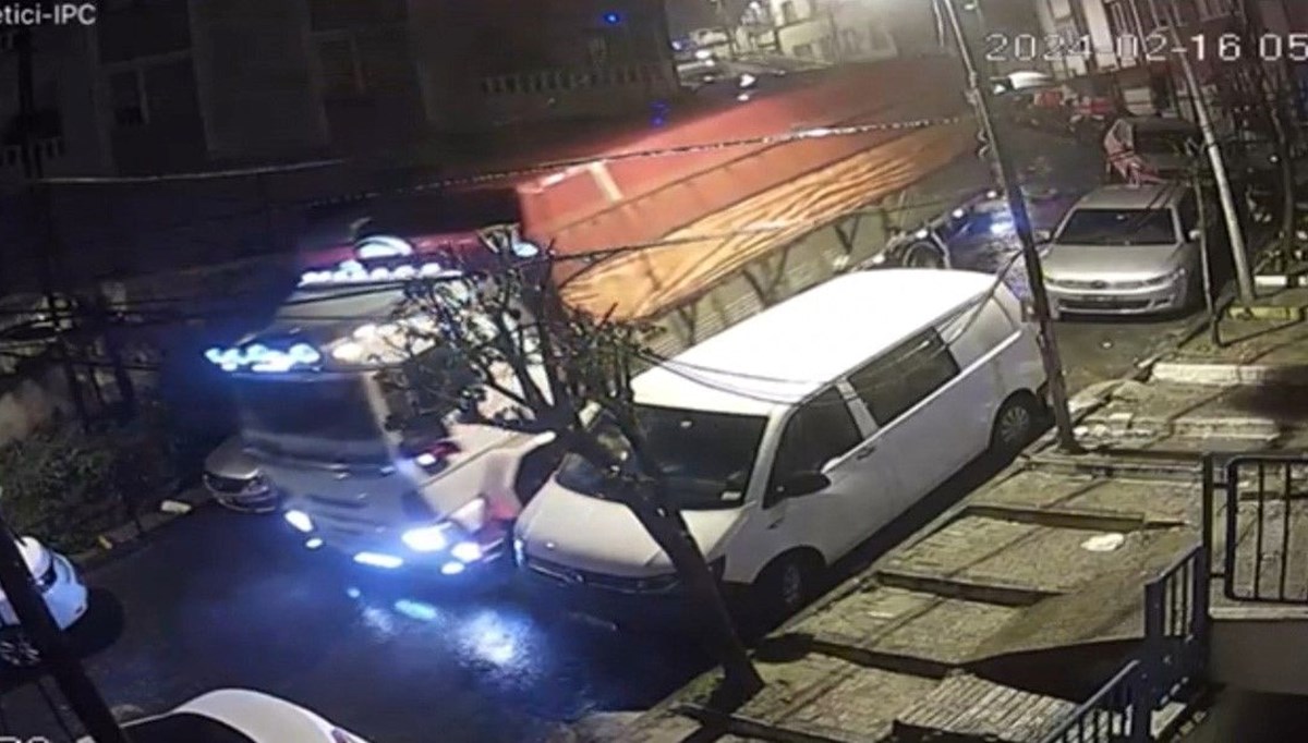 Şişli'de korku dolu anlar: Kamyon 10 araca çarpıp direği devirdi