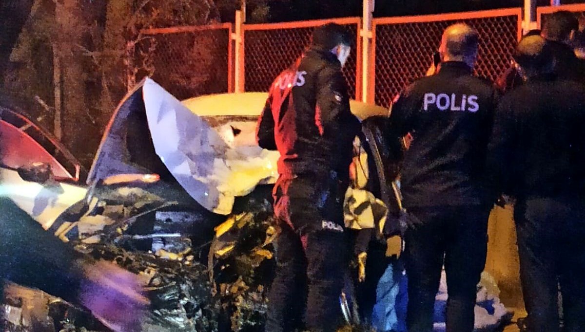 Belediye otobüsü ile otomobil kafa kafaya çarpıştı: 1 ölü, 2 yaralı Belediye otobüsü ile otomobil kafa kafaya çarpıştı: 1 ölü, 2 yaralı
