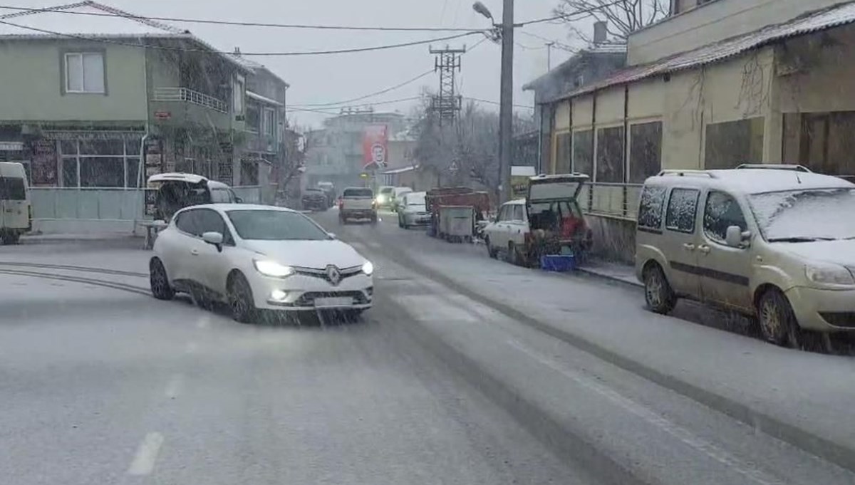 İstanbul'un yüksek kesimlerinde kar yağışı başladı İstanbul'un yüksek kesimlerinde kar yağışı başladı