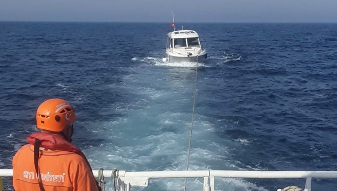 B�y�k�ekmece a��klar�nda su alan tekne kurtar�ld�