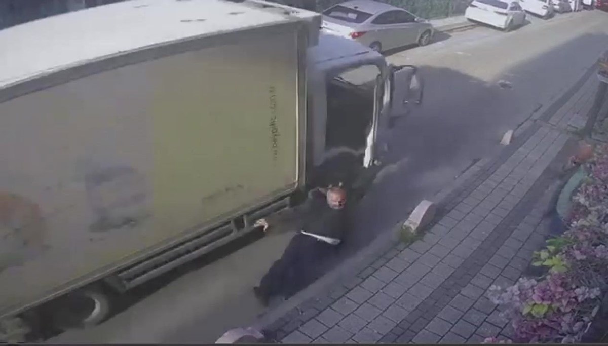 İETT şoförü, dikiz aynasına tutunduğu kamyonetin altında ezildi İETT şoförü, dikiz aynasına tutunduğu kamyonetin altında ezildi