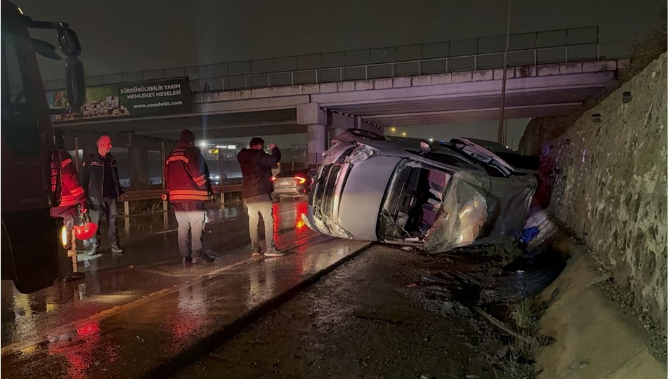 Otomobil ile çarpışan hafif ticari araç yan yattı: 5 yaralı