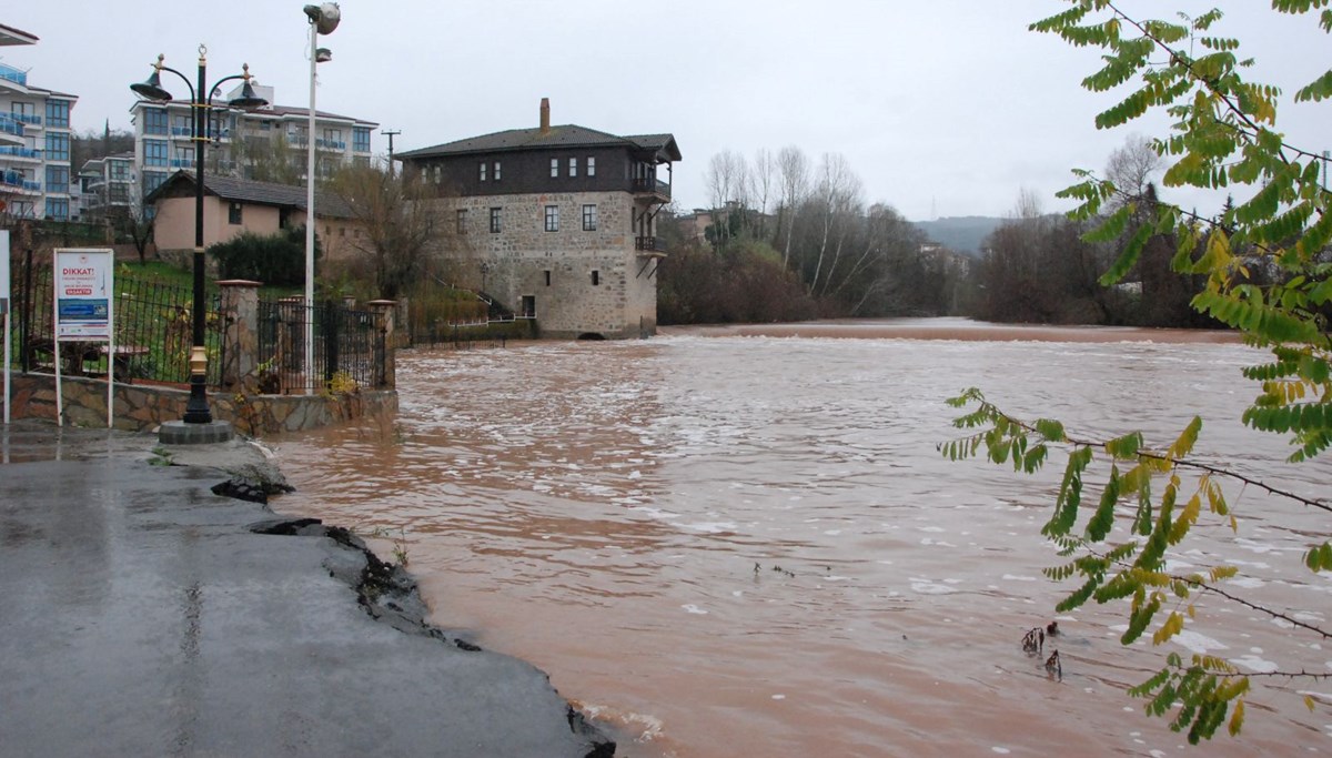Bartın Irmağı taşma noktasında: 8 köye ulaşım kapandı