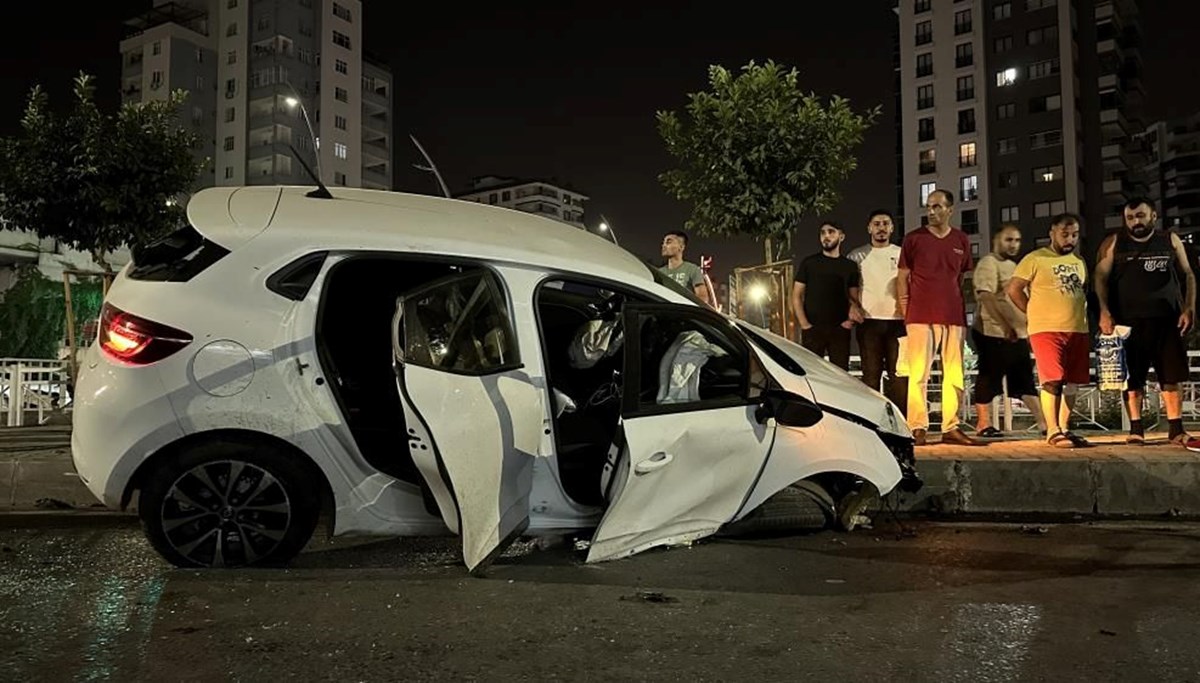 Adana’da otomobil kaldırıma çıktı: 1 ölü, 3 yaralı Adana’da otomobil kaldırıma çıktı: 1 ölü, 3 yaralı