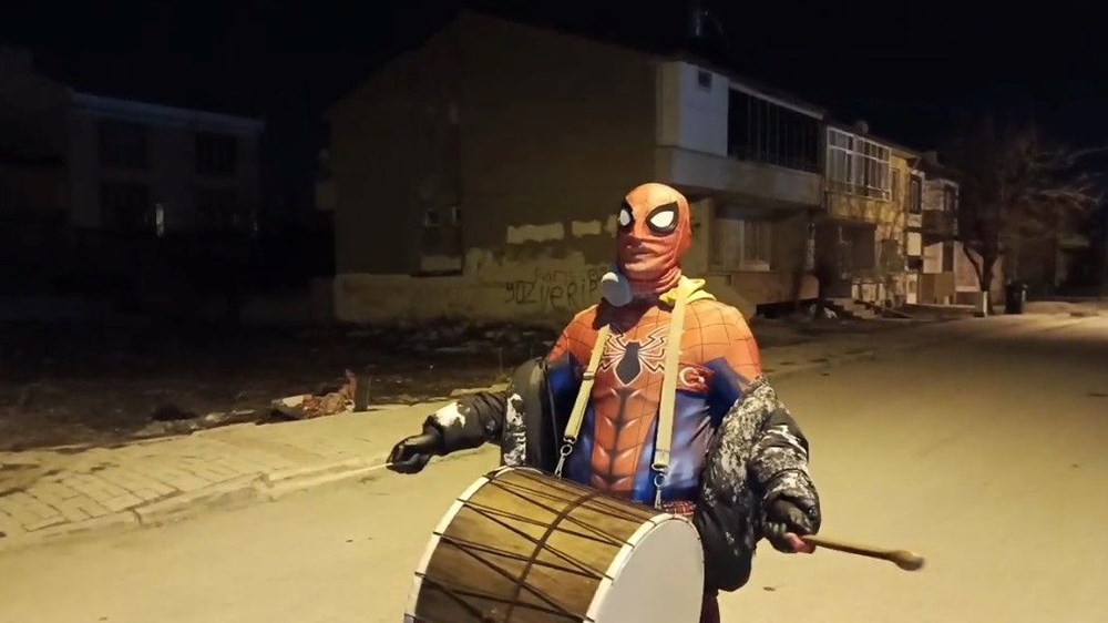 Erzincan'da Sahur Vakti Örümcek Adam Sürprizi: Sokaklar Davul Zurna ve Manilerle Şenlendi 72