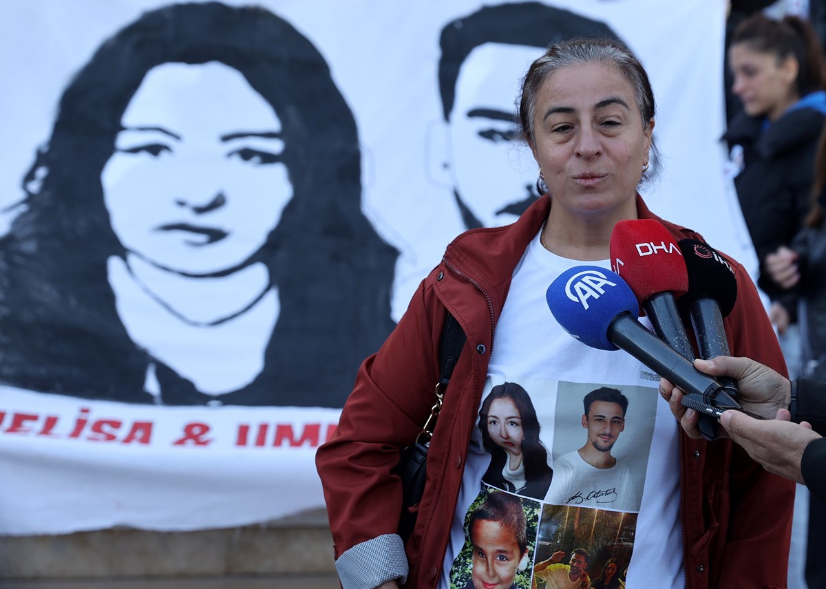 Mahkeme sonrasında üzerinde çocuklarının fotoğrafının bulunduğu tişörtle gazetecilere açıklama yapan anne Ayşegül Şimşek, adalete teşekkür etti. Mahkeme sonrasında üzerinde çocuklarının fotoğrafının bulunduğu tişörtle gazetecilere açıklama yapan anne Ayşegül Şimşek, adalete teşekkür etti.