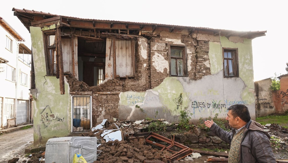 Sındırgı'da artçı depremler sürüyor | Altı yeni fay hattı bulundu: Yeni tehlike Emendere Fay Zonu Sındırgı'da artçı depremler sürüyor | Altı yeni fay hattı bulundu: Yeni tehlike Emendere Fay Zonu
