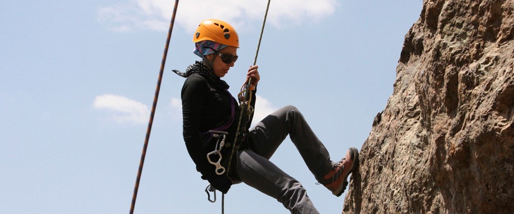 Скалолазы туристы. Который поднимался на высоту в. Серро торре гора фото. Альпинисты в горах. Который поднимался на высоту в.