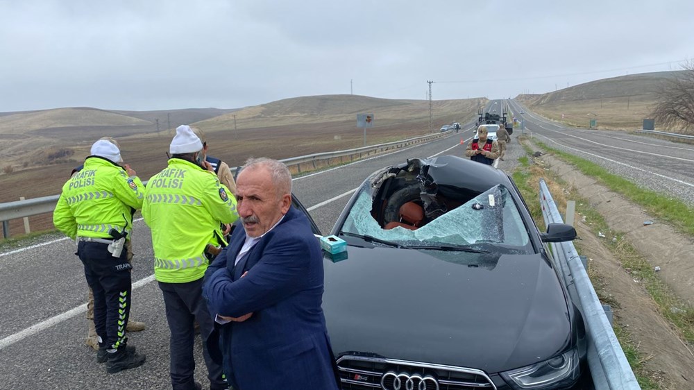 TIR'ın tekeri fırlayıp otomobilin tavanına düştü: 1 ölü - 1