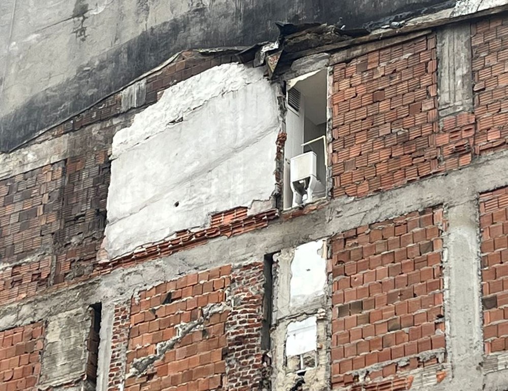 İstanbul'da kentsel dönüşüm! Kepçe yıktı, yan binadaki tuvalet açıkta kaldı - 4