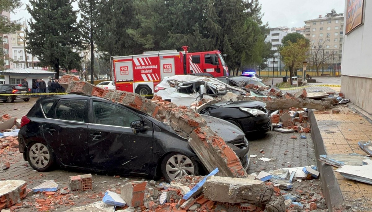 Veli toplantısı sırasında duvar devrildi: 3 kişi yaralandı