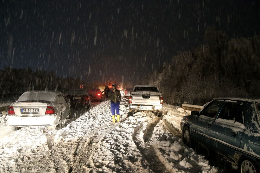 Sivas-Tokat karayolu yoğun kar yağışı dolayısıyla trafiğe kapandı - 5