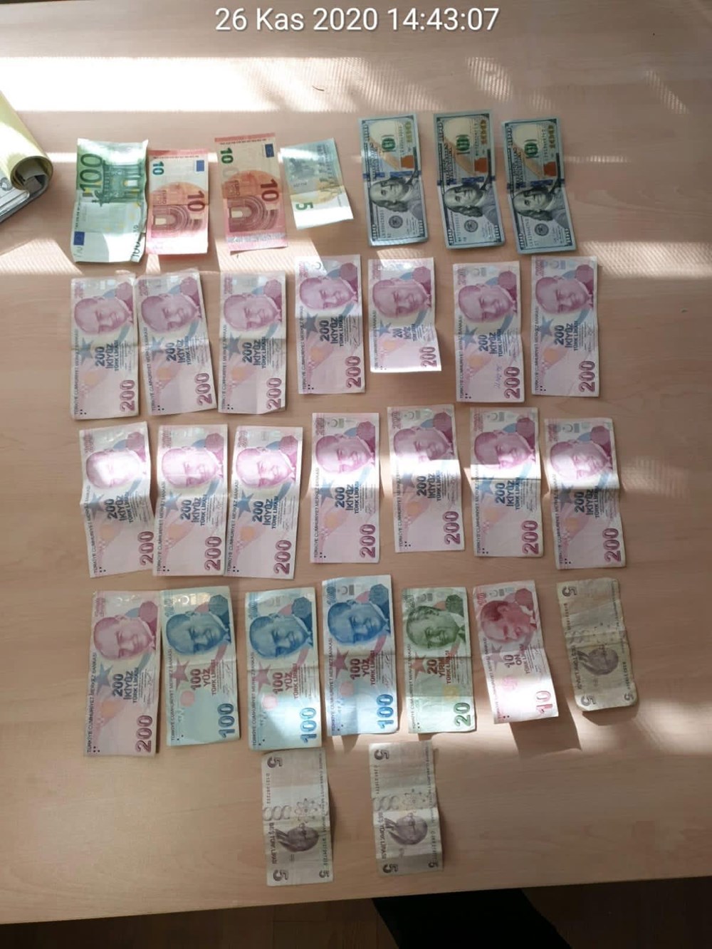 Hepsi dilencinin üzerinden çıktı: Dolar, euro, araba anahtarı - 3