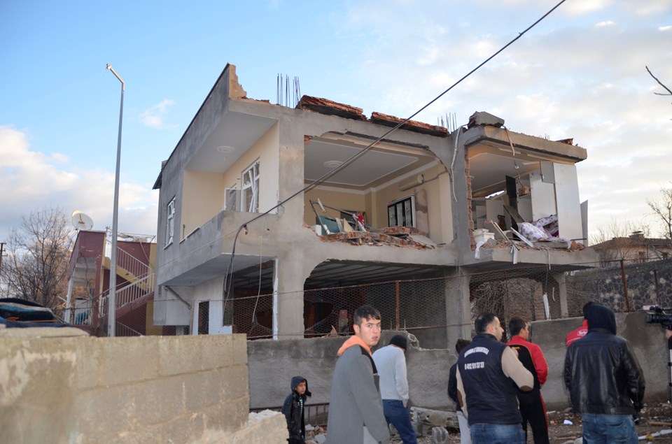 Diyarbakır'da emniyete saldırı: 1 polis şehit, 5 kişi hayatını kaybetti - 5
