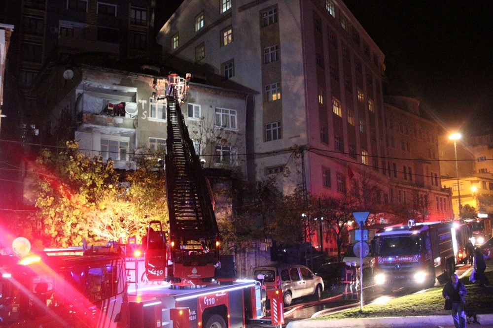 Kağıthane'de metruk bina alev alev yandı - 1