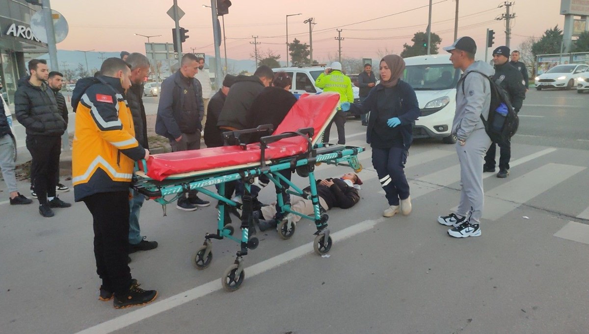Motosiklet hafif ticari araçla çarpıştı 2 yaralı Motosiklet hafif ticari araçla çarpıştı 2 yaralı