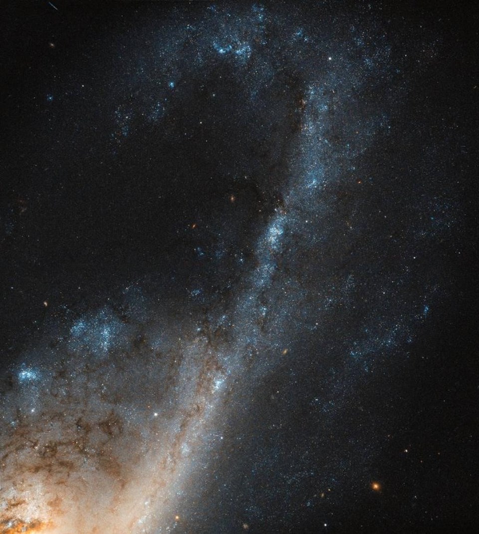 Hubble, Başak Takımyıldızı'nda "yıldız yağmuru galaksisi" keşfetti - 1