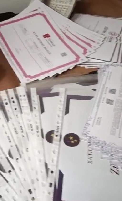 Çetenin merkezi olarak nitelendirilen Tuzem Akademi, kendi tanıtımı için hazırladığı videolarda yüzlerce sertifikayı gösterdi