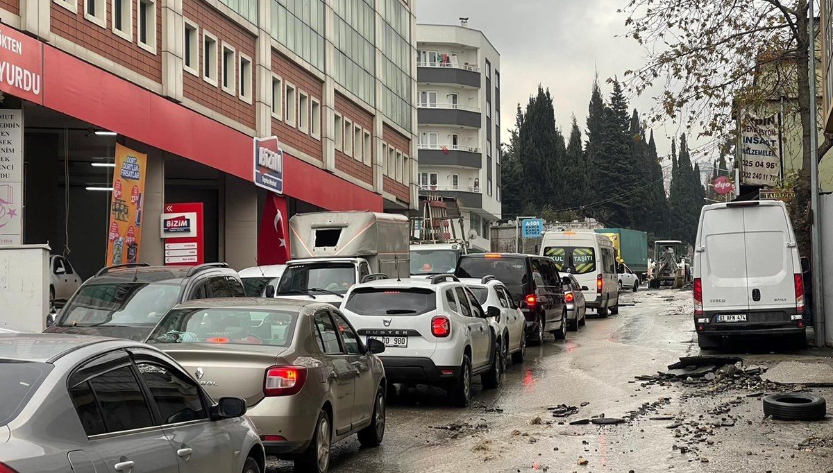 Trabzon'da su borusu patladı: Yollar göle döndü Trabzon'da su borusu patladı: Yollar göle döndü