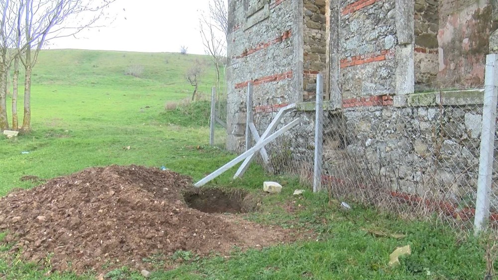 Defineciler tarihi kiliseyi talan etti - 4