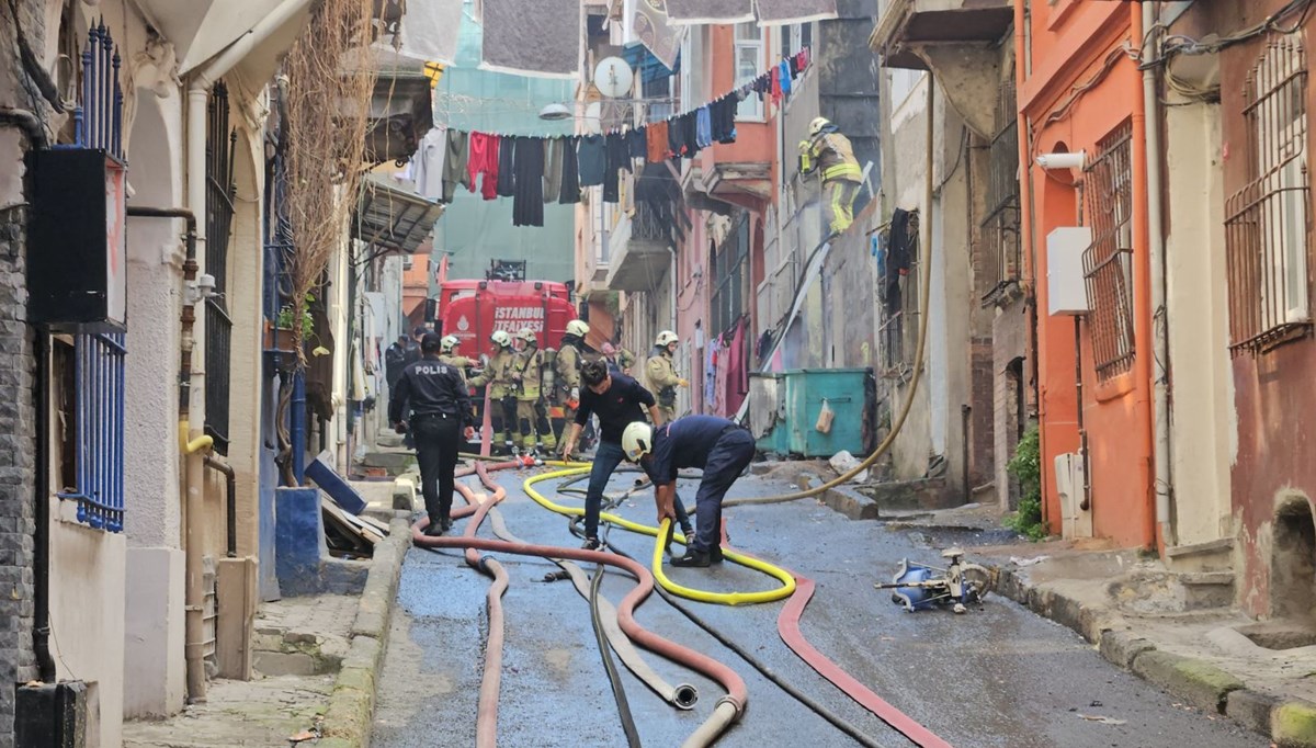 Beyoğlu'nda bitişik iki binada yangın