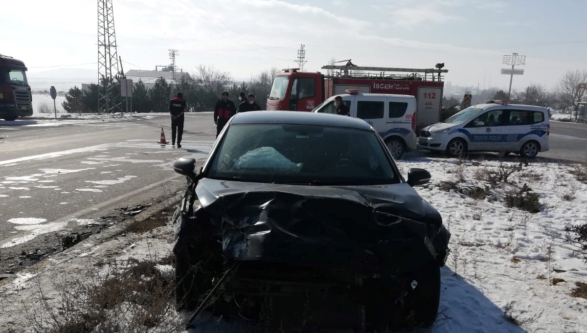 Afyonkarahisar'da 2 otomobil çarpıştı: 2 ölü, 3 yaralı