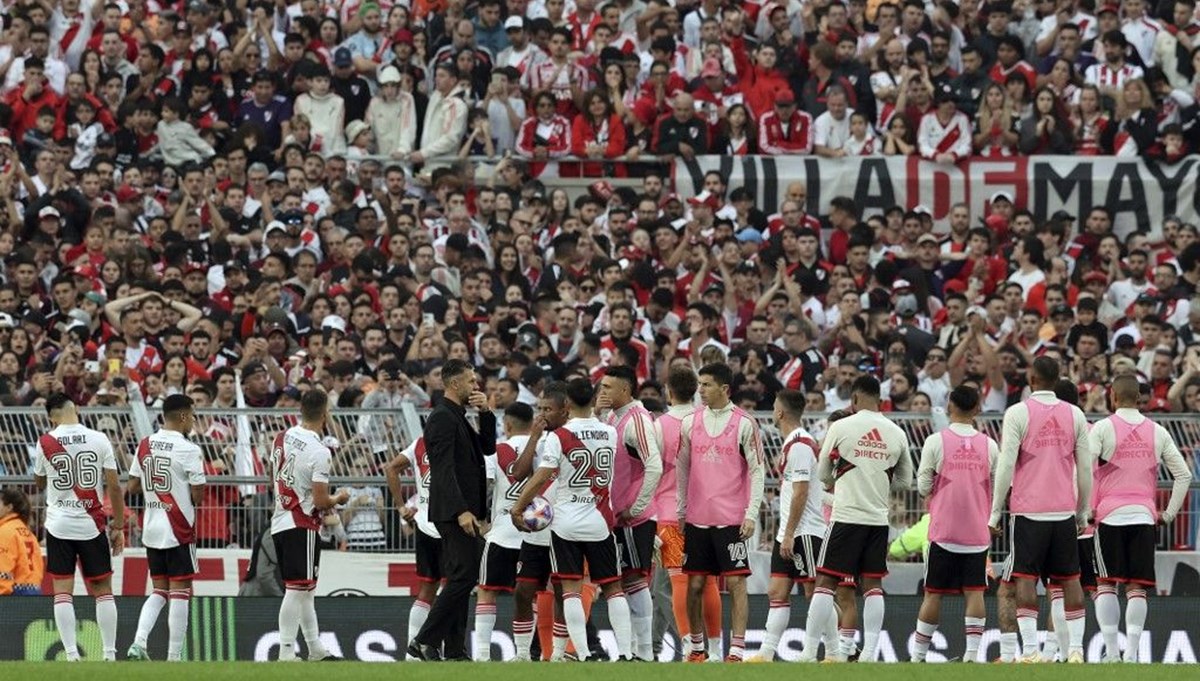 River Plate tribününden düşen taraftarın ölmesi sonucu maç tatil edildi