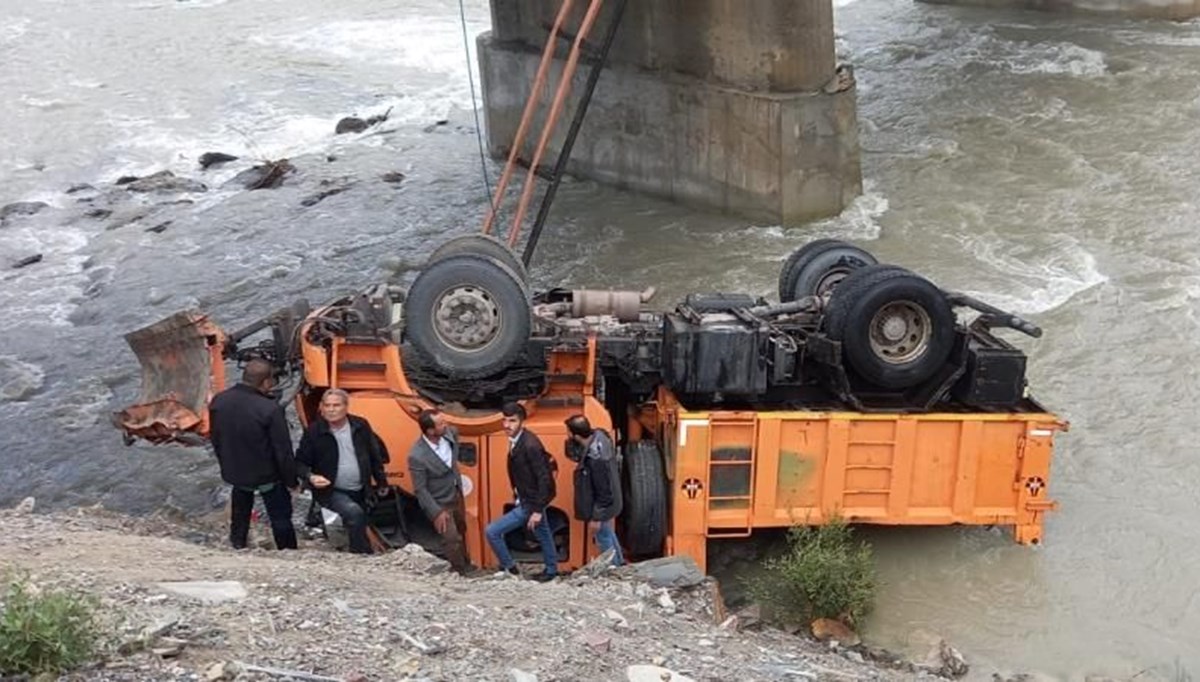 Hakkari’de iş makinesi Zap Suyu’na yuvarlandı: 3 yaralı