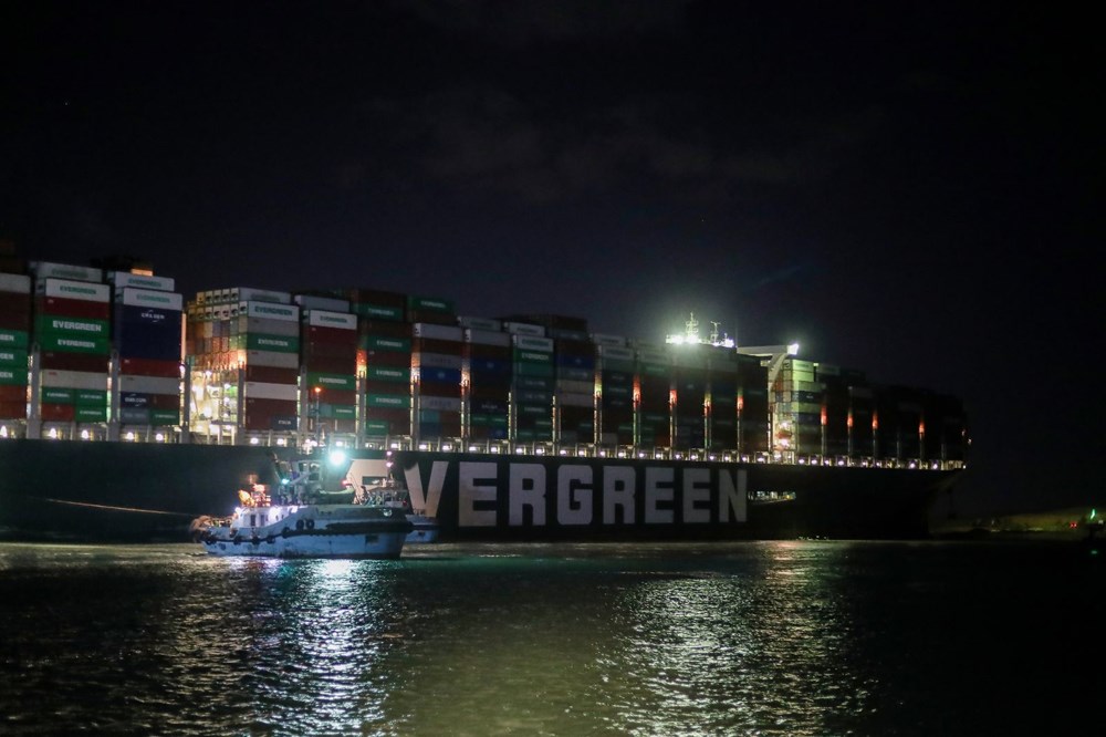 Süveyş Kanalı 7. günde kısmen açıldı: Evergreen şirketine ait  Ever Given gemisi yüzdürüldü - 4